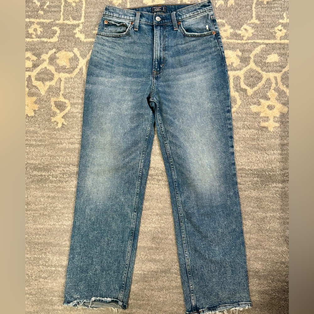 Abercrombie & Fitch Ultra High Rise Straight Jeans. Size 27/4 R